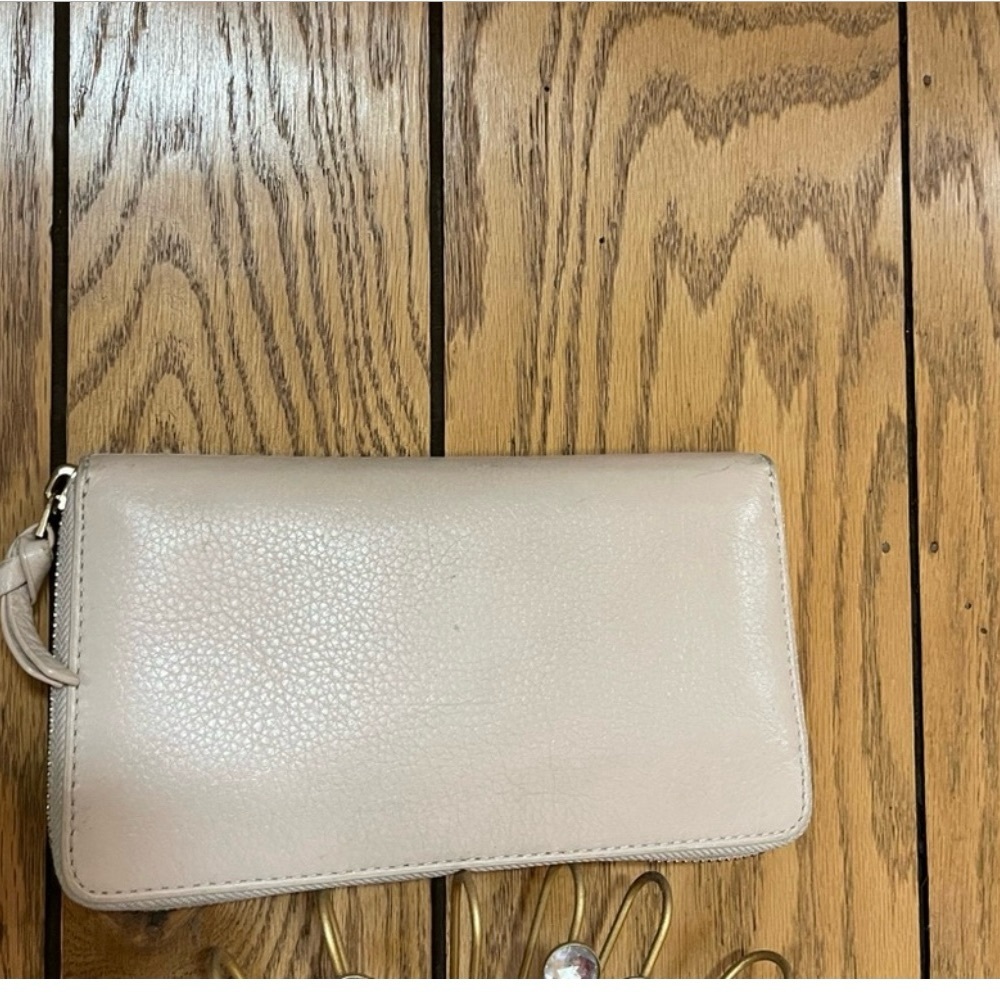Tory Burch Cream Wallet with Gold Logo - Picture 15 of 15